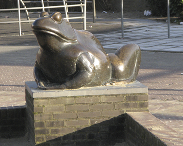 902843 Afbeelding van het bronzen beeldhouwwerk 'Kikker' van Eddy Gheress uit 1983, op de Amerhof te Utrecht.